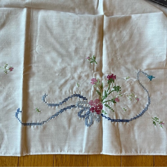 Floral Table Topper Runner or tablecloth. Hand stitched. 44x48”. New. Vintage - Picture 6 of 7